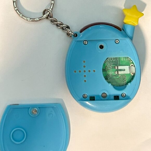 Bandai Tamagotchi Connection V4.5  Globe Rare Tested and Working - Picture 5 of 7
